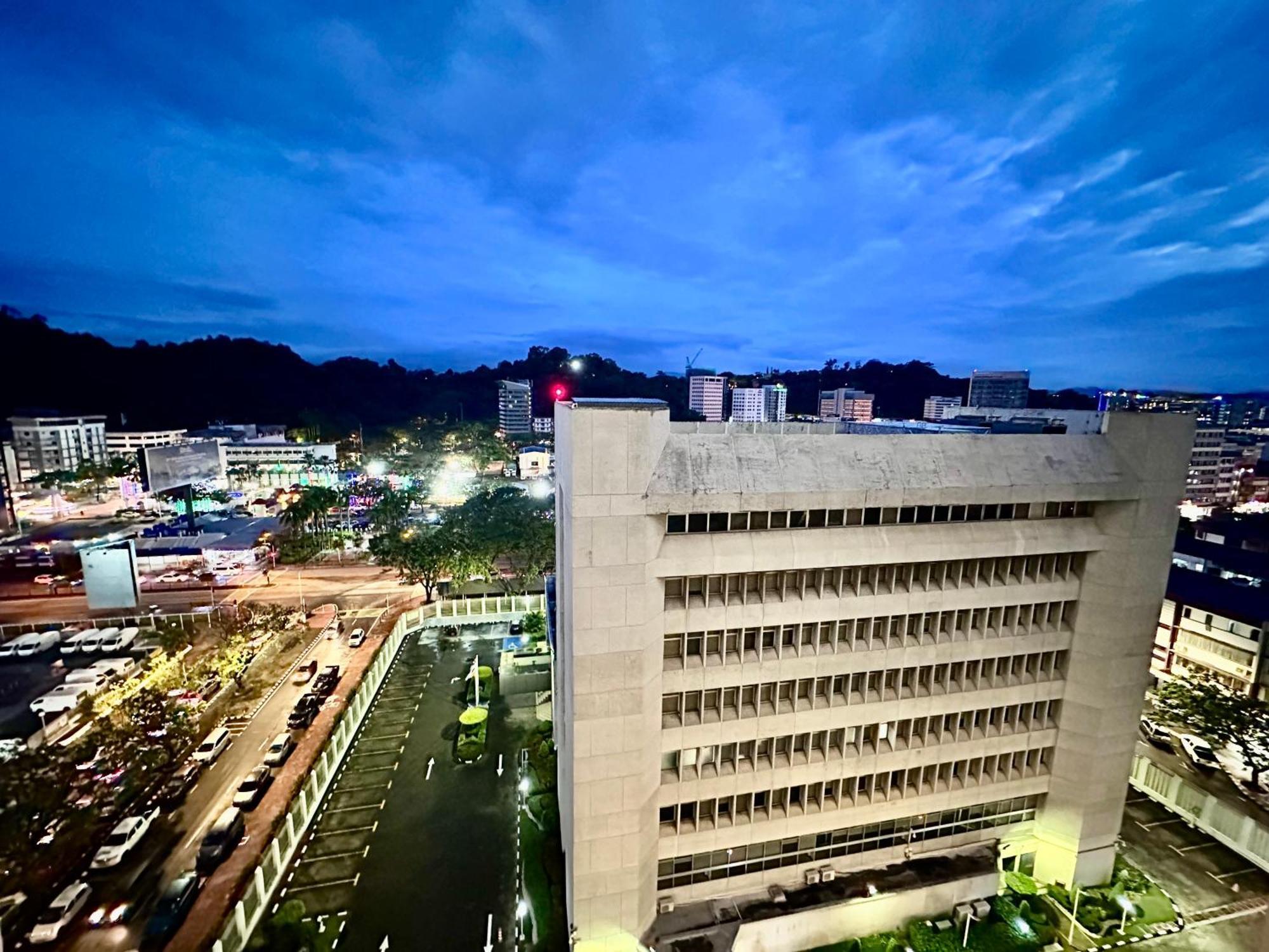Kota Kinabalu City Centre @ The Shore By Casa Yolo Luaran gambar