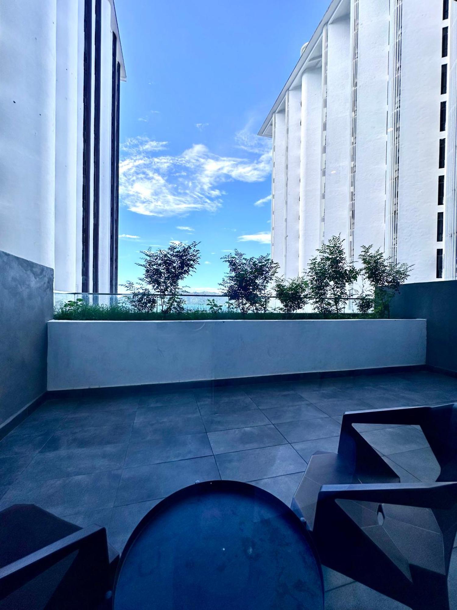 Kota Kinabalu City Centre @ The Shore By Casa Yolo Luaran gambar